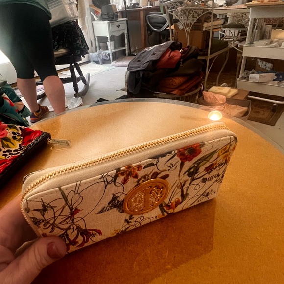 25% off listed price. Women’s flower patterned clutch wallet. Many card slots - Picture 3 of 3